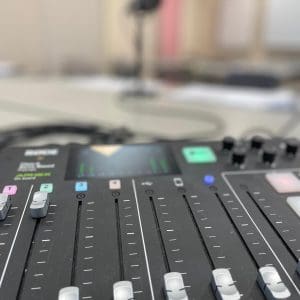 Mengtafel en microfoon van Klemtoon Media