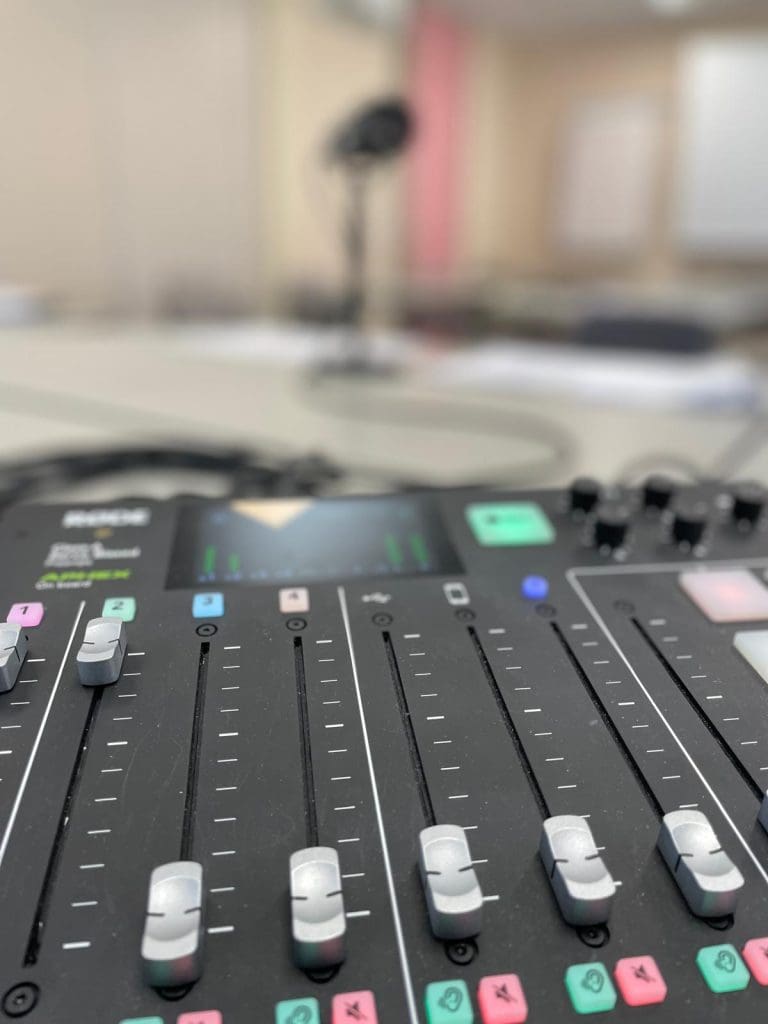 Mengtafel en microfoon van Klemtoon Media