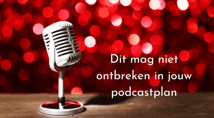 Een zilveren jaren 50 microfoon en een rode glitterende achtergrond met in witte letters de tekst "dit mag niet ontbreken in jouw podcastplan"