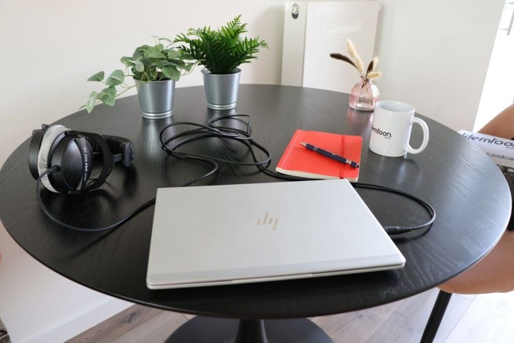 Klemtoon Media strategiesessie – laptop, notitieboek, koptelefoon en pen op tafel