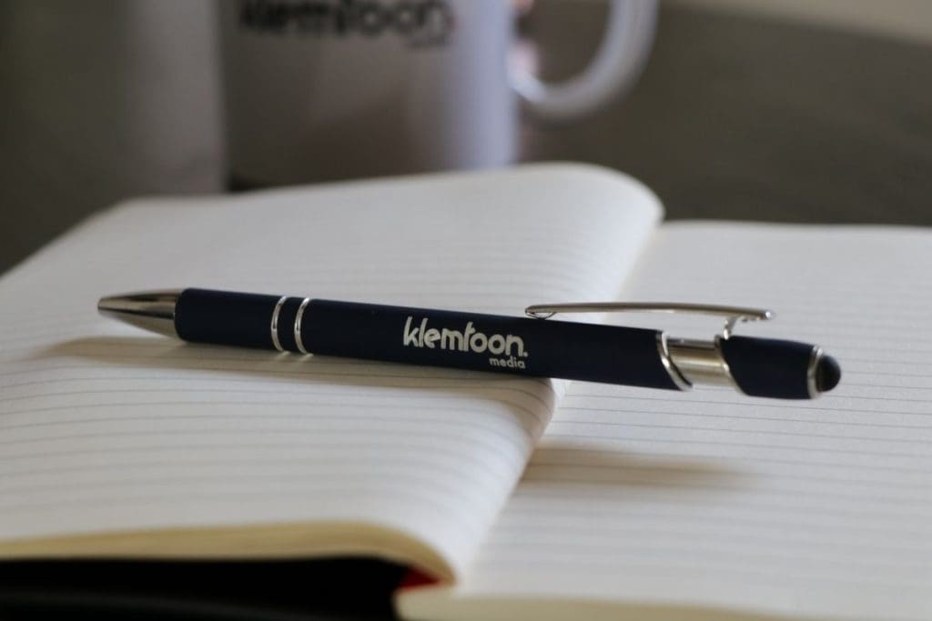 Klemtoon Media podcast training – notities en pen op schrift