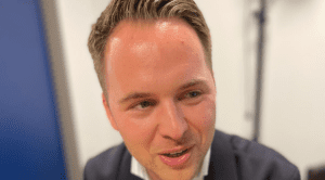 Wessel de Beer tijdens een podcastopname in de studio van Klemtoon Media