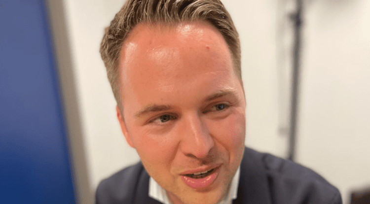 Wessel de Beer tijdens een podcastopname in de studio van Klemtoon Media