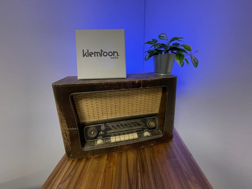 Oude radio in de opnamestudio van Klemtoon Media.