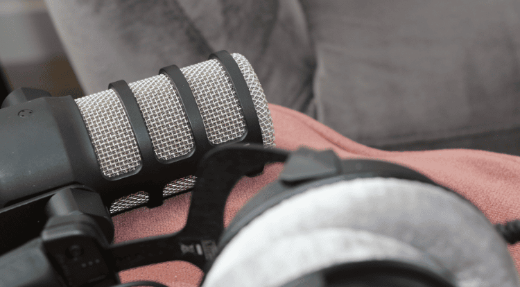 Koptelefoon en microfoon voor podcastopname, symbool voor gesprek en draagvlak creëren in overheidscommunicatie